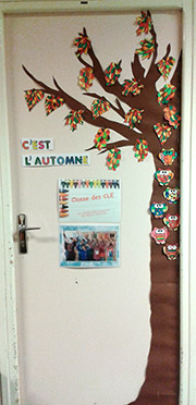 L'arbre d'automne - décoration de la porte de la classe